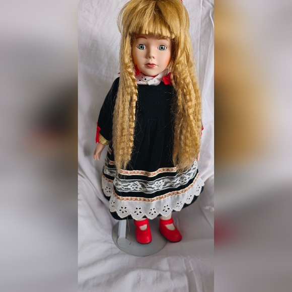 Victorian style porcelain 16" collectible doll - Picture 6 of 10